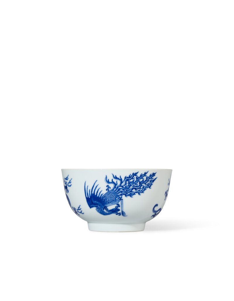 A fine blue and white ‘dragon and phoenix’ bowl, Mark and period of Kangxi | 清康熙　青花龍鳳紋盌　《大清康熙年製》款 - 图2