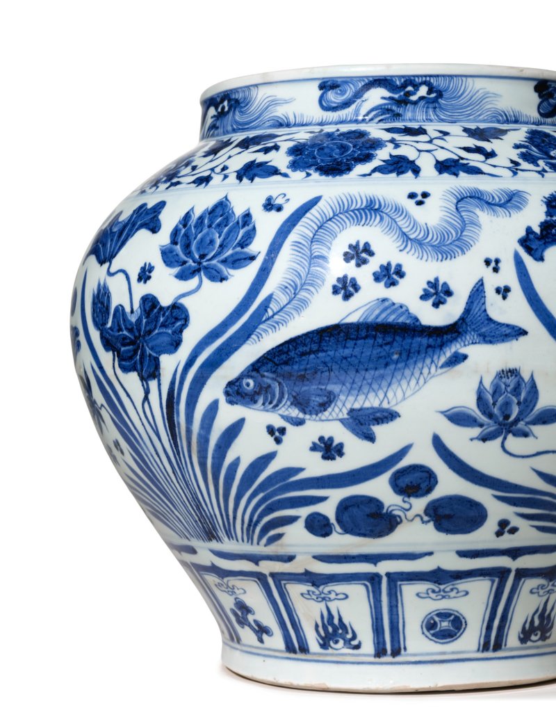 An important and exceptionally painted blue and white 'fish' jar, guan,  Yuan dynasty | 元 青花魚藻紋大罐 - 图4