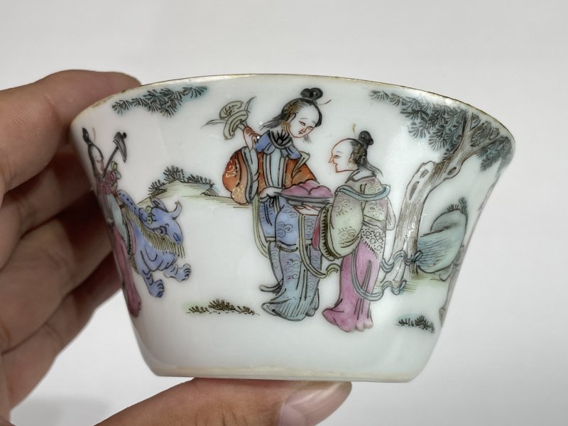 清晚期 粉彩人物纹马蹄杯 - 图3
