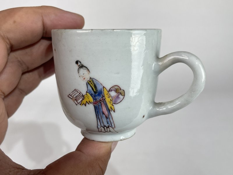 清乾隆 粉彩人物纹把杯 - 图4