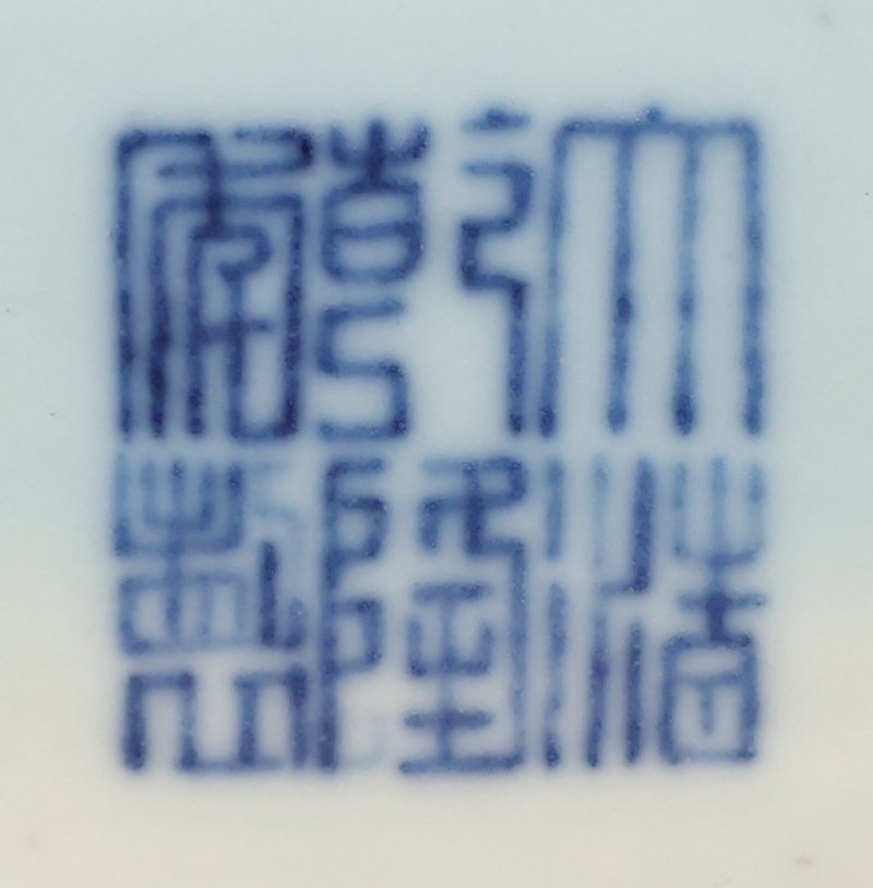 A fine and outstanding doucai and famille-rose ‘sanduo’ moonflask, Seal mark and period of Qianlong | 清乾隆　鬪彩加粉彩萬壽三多雙龍耳扁瓶　《大清乾隆年製》款 - 图5