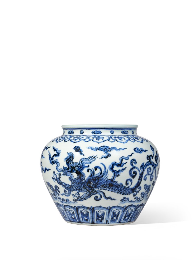 An exceptional and possibly unique large blue and white ‘makara dragon' jar, Ming dynasty, Yongle period | 明永樂　青花夔龍紋罐