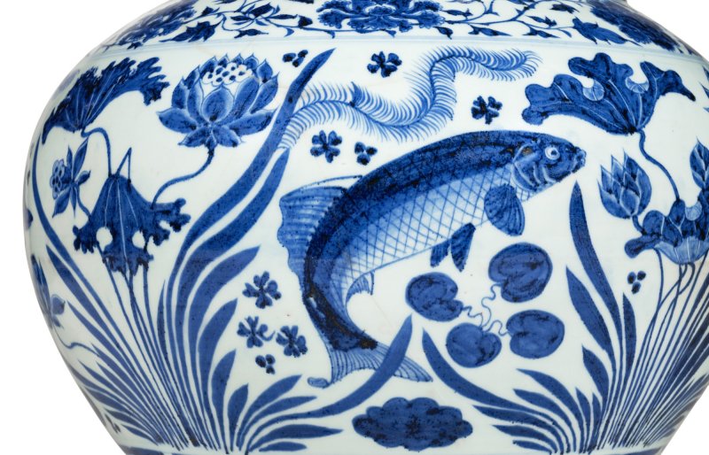 An important and exceptionally painted blue and white 'fish' jar, guan,  Yuan dynasty | 元 青花魚藻紋大罐 - 图5