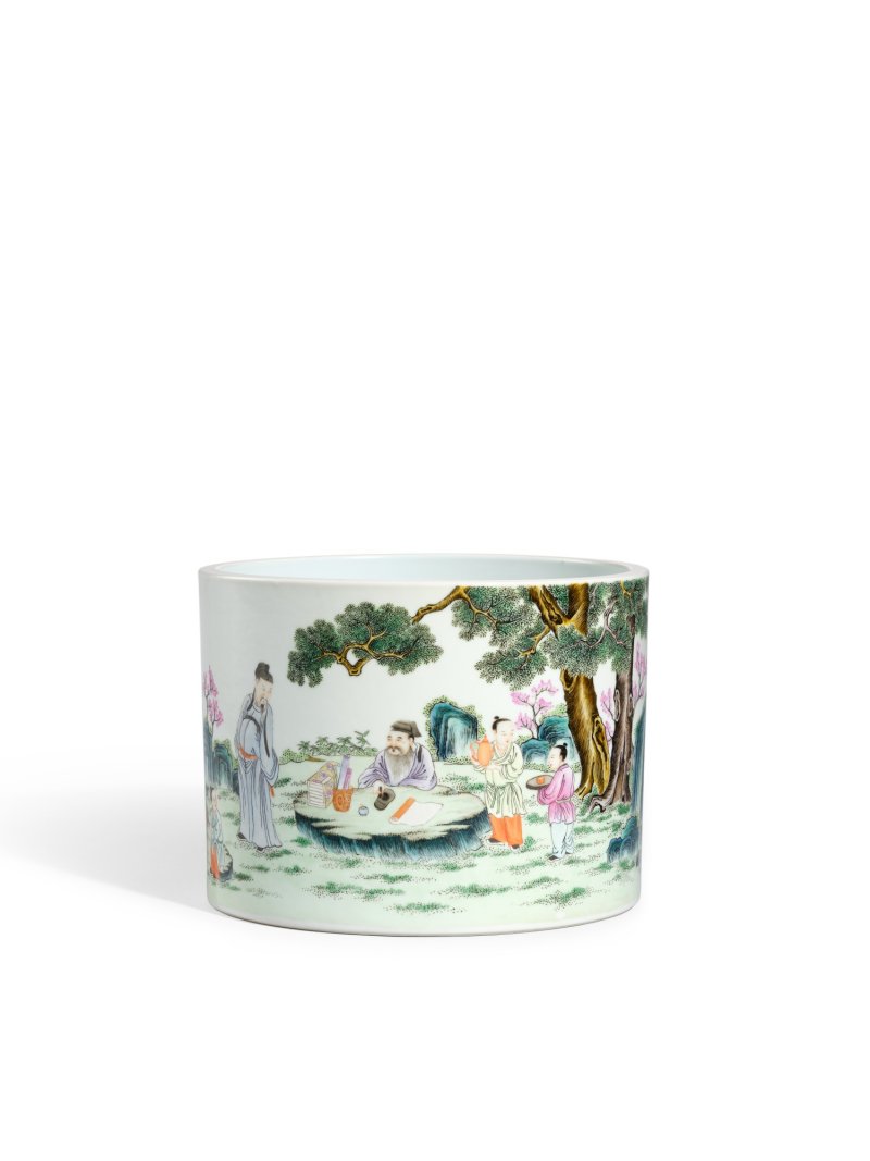 A fine and inscribed famille-rose ‘Su Shi and Mi Fu’ brushpot, signed Tang Ying, Qing dynasty, 19th century | 清十九世紀　粉彩東坡玩硯圖題詩筆筒　《瀋陽唐英》款