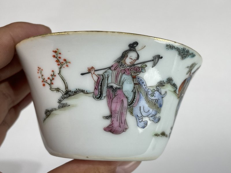 清晚期 粉彩人物纹马蹄杯 - 图4