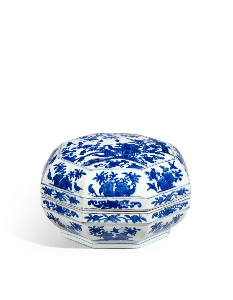 A large and rare blue and white 'pheasant' octagonal box and cover, Mark and period of Jiajing | 明嘉靖 青花雉雞牡丹紋八方蓋盒《大明嘉靖年製》款