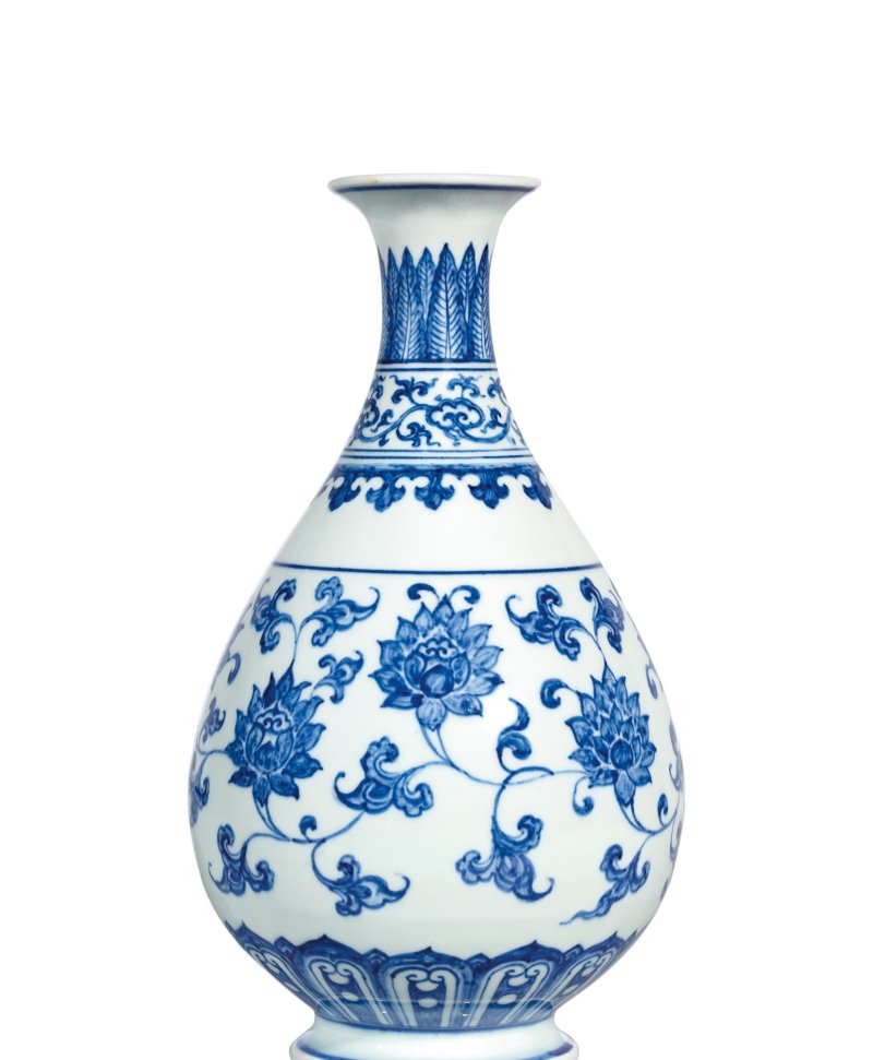 An extremely rare and superb blue and white 'lotus scroll' vase, yuhuchunping, Ming dynasty, 15th century | 明十五世紀　青花纏枝番蓮紋玉壺春瓶 - 图2
