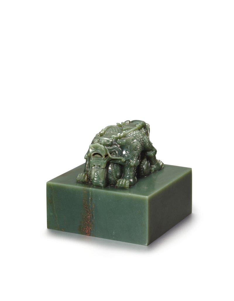 A large spinach-green jade 'dragon' seal with Manchu and Chinese inscriptions, Qing dynasty, Guangxu period | 清光緒 碧玉交龍鈕滿漢文孝穆成皇后尊謚寶璽 印文：孝穆溫厚莊肅端誠恪惠寬欽孚天裕聖成皇后之寶 - 图2