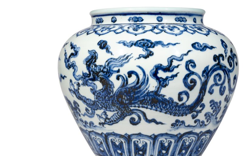 An exceptional and possibly unique large blue and white ‘makara dragon' jar, Ming dynasty, Yongle period | 明永樂　青花夔龍紋罐 - 图2