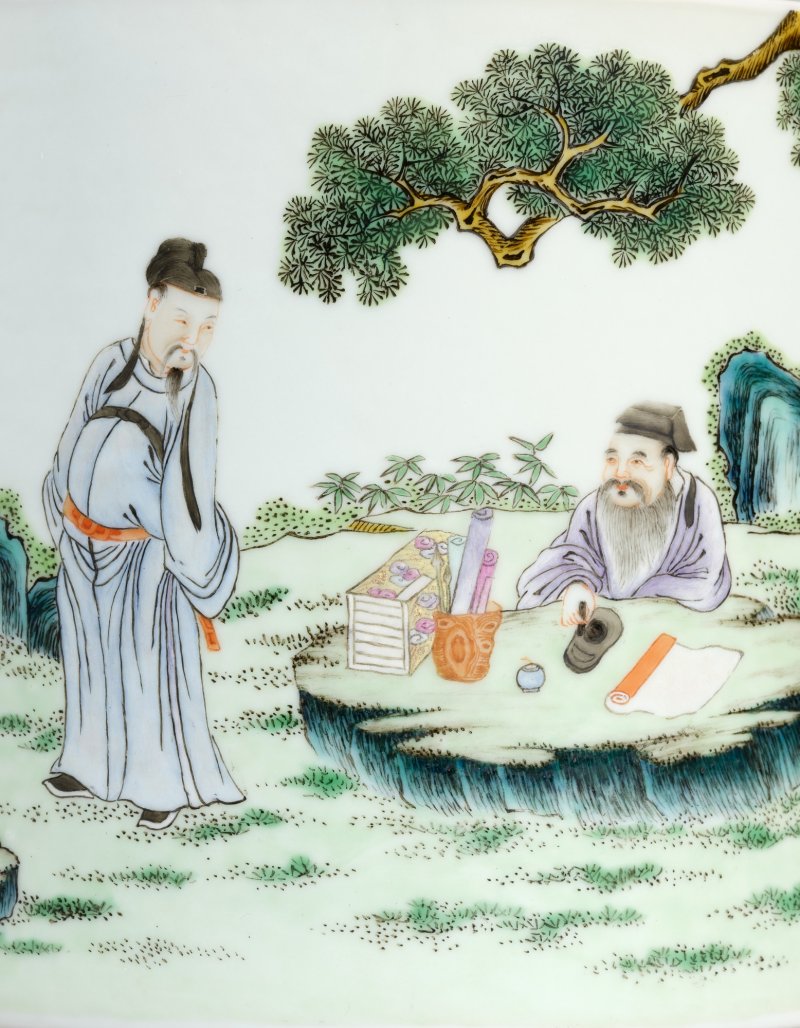 A fine and inscribed famille-rose ‘Su Shi and Mi Fu’ brushpot, signed Tang Ying, Qing dynasty, 19th century | 清十九世紀　粉彩東坡玩硯圖題詩筆筒　《瀋陽唐英》款 - 图2