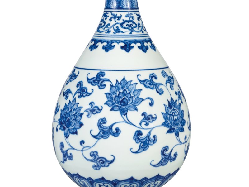 An extremely rare and superb blue and white 'lotus scroll' vase, yuhuchunping, Ming dynasty, 15th century | 明十五世紀　青花纏枝番蓮紋玉壺春瓶 - 图3
