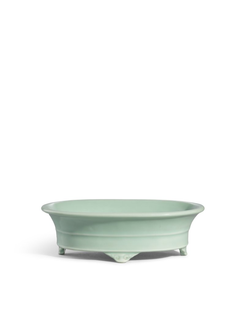 A fine and rare Ru-Imitation celadon-glazed narcissus bowl, Seal mark and period of Yongzheng | 清雍正　仿汝釉水仙盆　《大清雍正年製》款