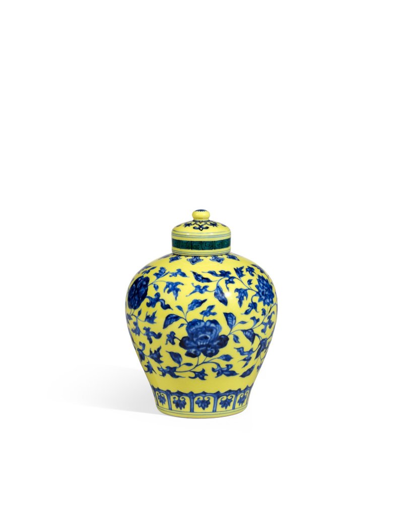 A fine and very rare yellow-ground and underglaze-blue 'floral' jar and cover, Mark and period of Yongzheng | 清雍正　黄地青花纏枝花卉紋蓋罐　《大清雍正年製》款 - 图2