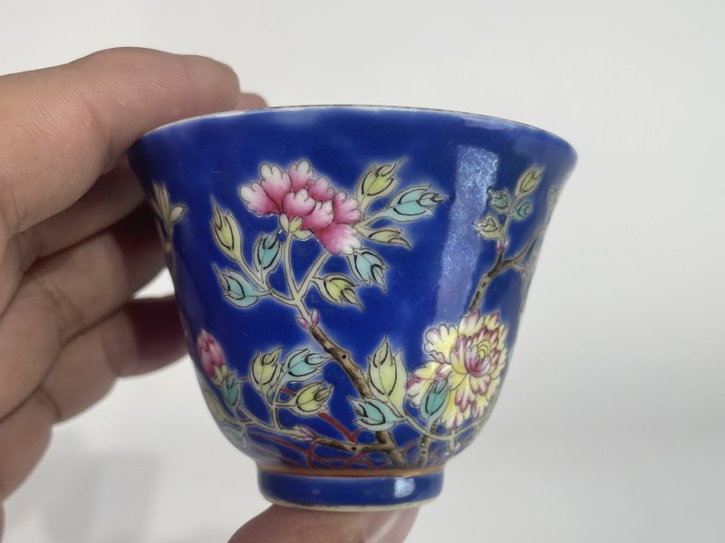 解放后 蓝底粉彩花卉纹杯一对 - 图3