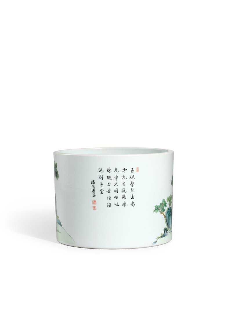 A fine and inscribed famille-rose ‘Su Shi and Mi Fu’ brushpot, signed Tang Ying, Qing dynasty, 19th century | 清十九世紀　粉彩東坡玩硯圖題詩筆筒　《瀋陽唐英》款 - 图3