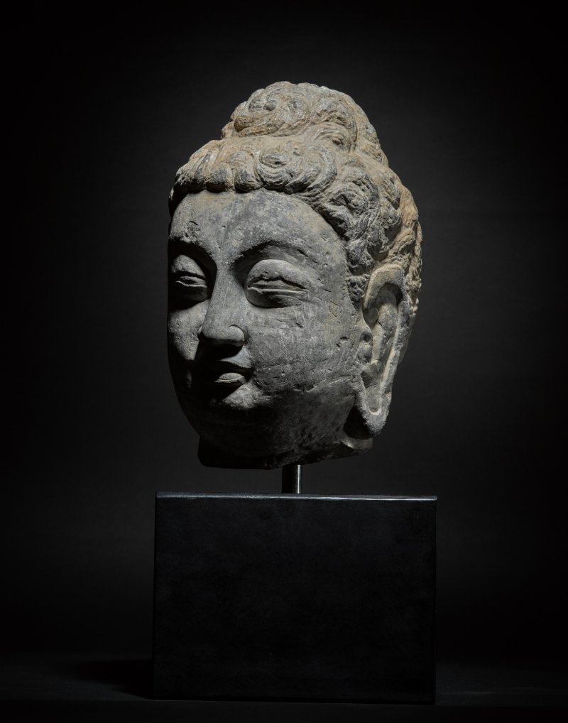 A rare grey limestone head of Buddha, Early Tang dynasty | 唐初 石灰石雕佛首 - 图2