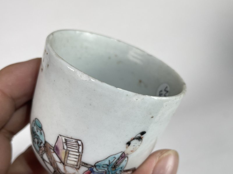 清乾隆 粉彩人物纹把杯 - 图7