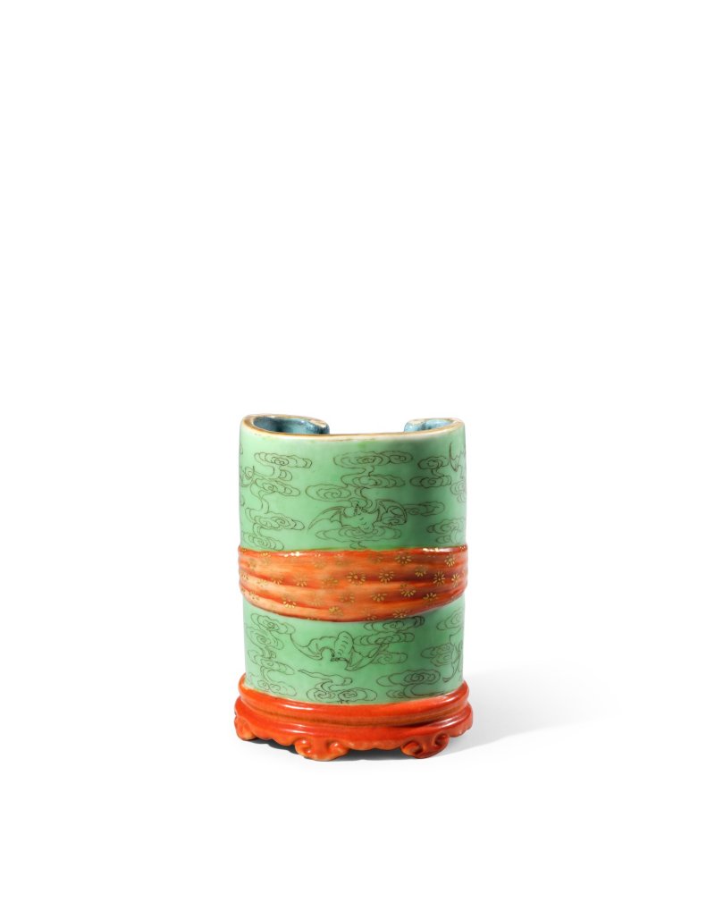 A fine and small famille-rose scroll-form brushpot, Seal mark and period of Qianlong | 清乾隆　粉彩軋道描金百福圖書卷袱系式筆筒　《乾隆年製》款 - 图2