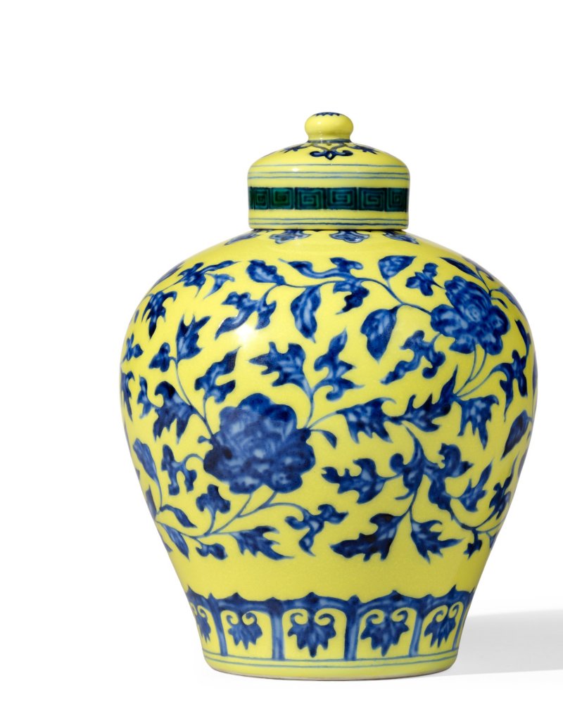 A fine and very rare yellow-ground and underglaze-blue 'floral' jar and cover, Mark and period of Yongzheng | 清雍正　黄地青花纏枝花卉紋蓋罐　《大清雍正年製》款 - 图3