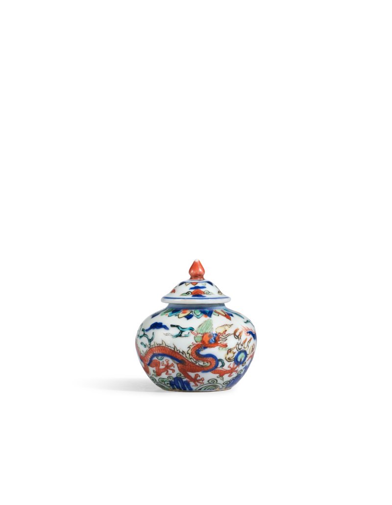 A fine small wucai ‘dragon’ jar and cover, Mark and period of Wanli | 明萬曆　五彩雙龍逐珠小蓋罐　《大明萬曆年製》款