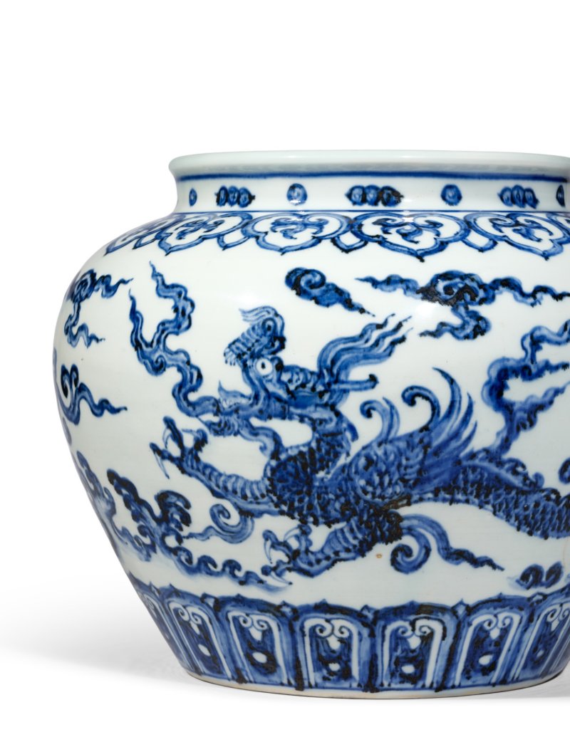 An exceptional and possibly unique large blue and white ‘makara dragon' jar, Ming dynasty, Yongle period | 明永樂　青花夔龍紋罐 - 图4