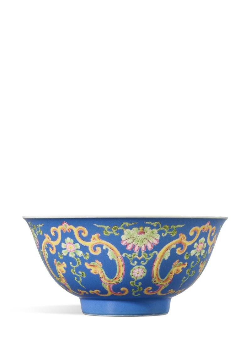 A fine and exceptionally rare blue-ground falangcai 'dragon' bowl, Blue-enamel mark and period of Qianlong |  清乾隆　藍地琺瑯彩夔龍紋盌　《乾隆年製》藍料款 - 图2