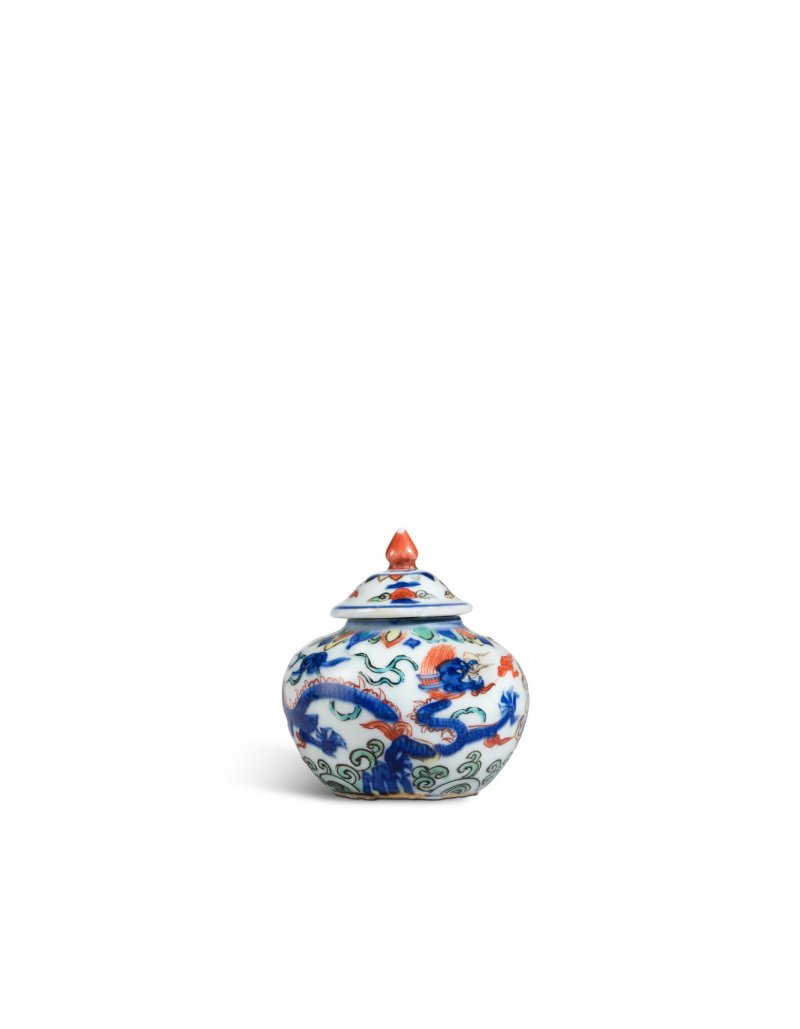 A fine small wucai ‘dragon’ jar and cover, Mark and period of Wanli | 明萬曆　五彩雙龍逐珠小蓋罐　《大明萬曆年製》款 - 图2