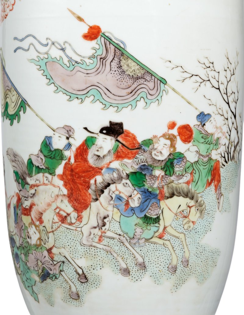 A fine famille-verte 'generals' rouleau vase, Qing dynasty, Kangxi period | 清康熙　五彩人物故事圖棒槌瓶 - 图2