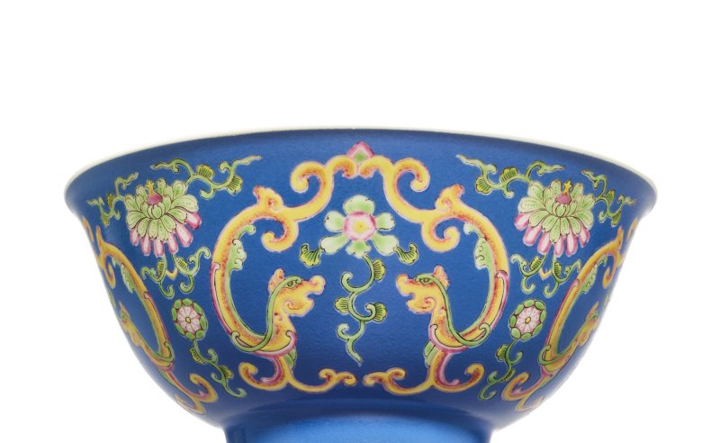 A fine and exceptionally rare blue-ground falangcai 'dragon' bowl, Blue-enamel mark and period of Qianlong |  清乾隆　藍地琺瑯彩夔龍紋盌　《乾隆年製》藍料款 - 图3