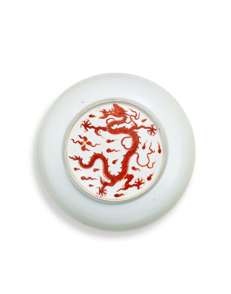 A fine iron-red decorated and incised 'dragon and phoenix' dish, Qing dynasty, Kangxi period, Xuande mark | 清康熙　礬紅暗刻龍鳳紋盤　《大明宣德年製》暗刻仿款 - 图2