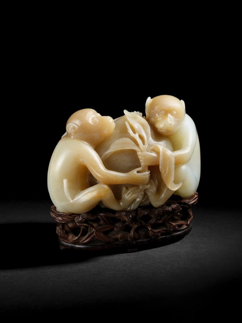 A large brown and white jade ‘monkey and peach’ group, Qing dynasty, 18th century | 清十八世紀　玉雕靈猴獻壽 - 图2