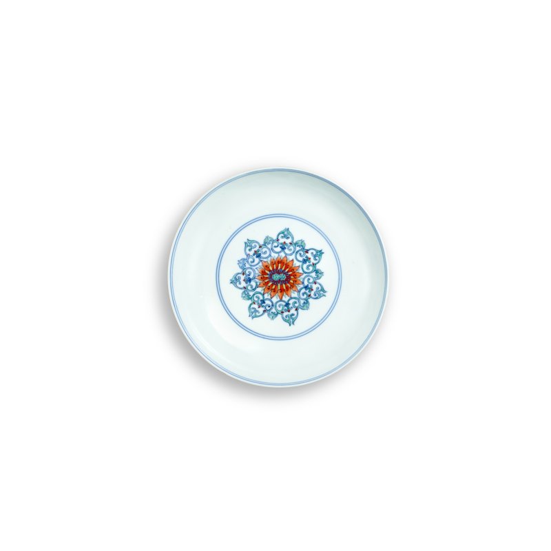 A fine doucai 'double lotus’ dish, Mark and period of Yongzheng | 清雍正 鬪彩寶相並蒂蓮紋盤 《大清雍正年製》款