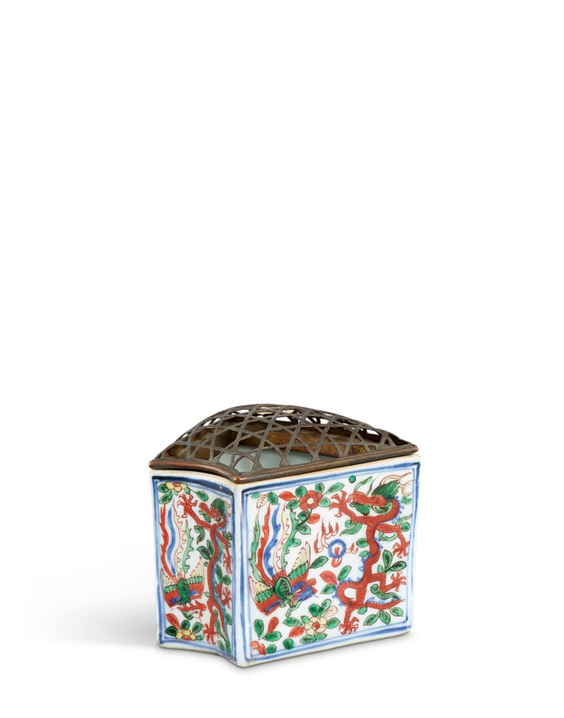A fine wucai 'dragon and phoenix' fan-shaped cricket case, Mark and period of Wanli | 明萬曆　五彩龍鳳紋扇形蟋蟀罐　《大明萬曆年製》款 - 图2