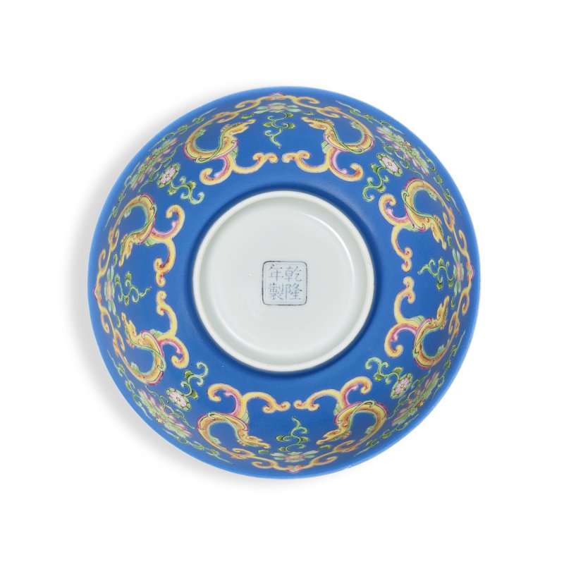 A fine and exceptionally rare blue-ground falangcai 'dragon' bowl, Blue-enamel mark and period of Qianlong |  清乾隆　藍地琺瑯彩夔龍紋盌　《乾隆年製》藍料款 - 图5
