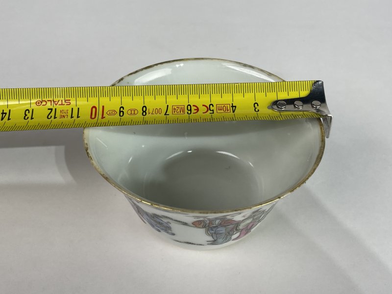 清晚期 粉彩人物纹马蹄杯 - 图11