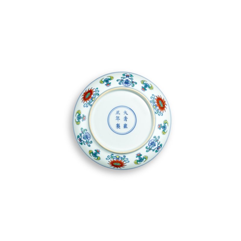 A fine doucai 'double lotus’ dish, Mark and period of Yongzheng | 清雍正 鬪彩寶相並蒂蓮紋盤 《大清雍正年製》款 - 图2