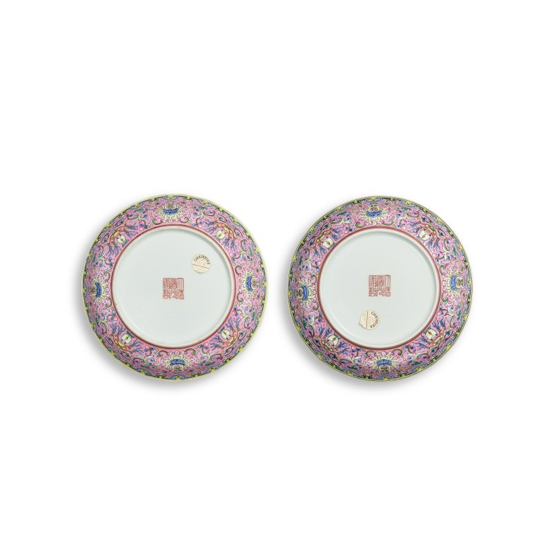A pair of famille rose pink-ground 'lotus and lanterns’ dishes, Seal marks and period of Daoguang | 清道光　粉紅地粉彩纏枝蓮盤一對　《大清道光年製》款 - 图2