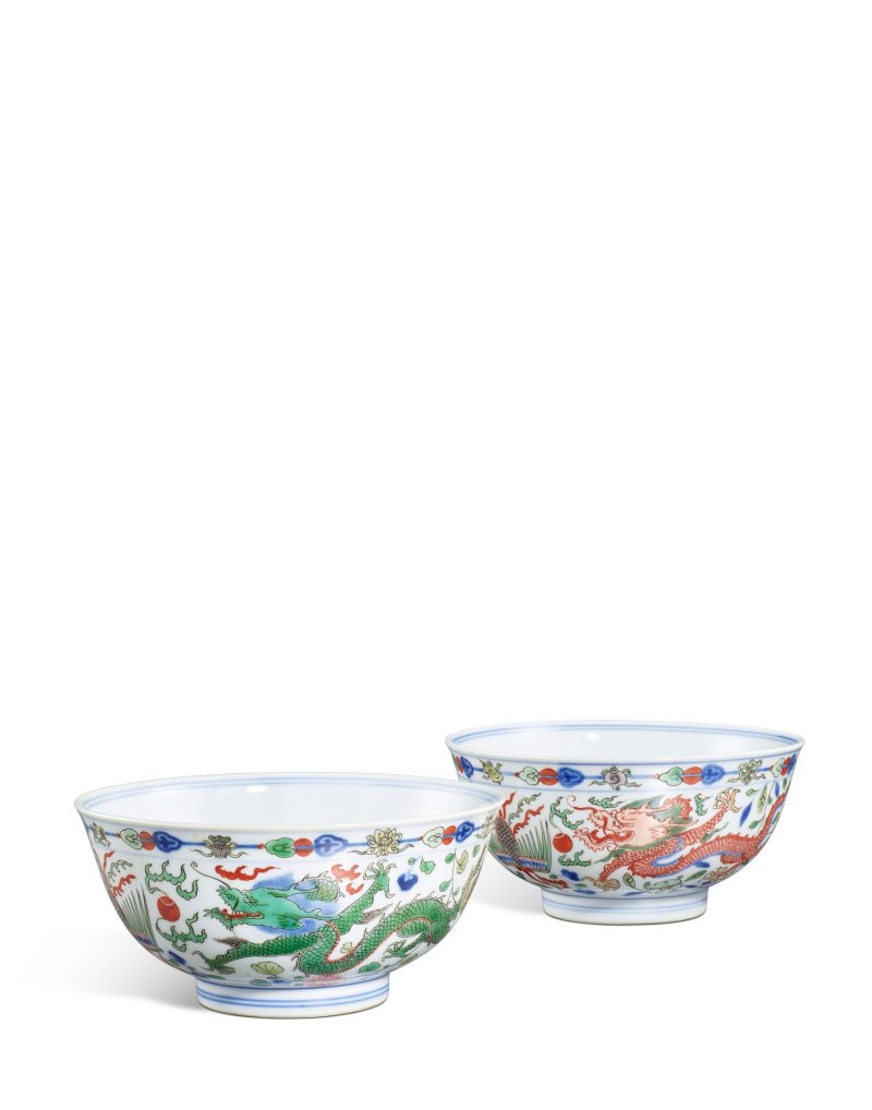 A fine pair of wucai 'dragon and phoenix' bowls, Marks and period of Kangxi | 清康熙　五彩龍鳳呈祥紋盌一對　《大清康熙年製》款