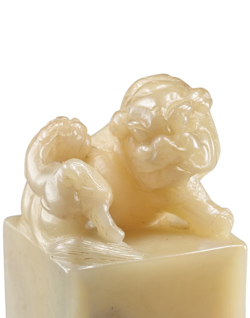 An imperial soapstone 'mythical beast and cub' seal Qing dynasty, Jiaqing period | 清嘉慶 御製壽山石獅鈕方璽 印文：毓慶宮寶 - 图2