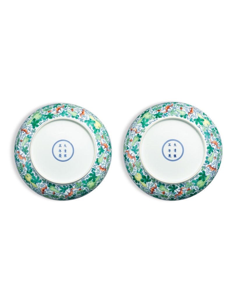 A fine pair of doucai 'bats and gourds’ dishes, Marks and period of Yongzheng | 清雍正　鬪彩瓜瓞綿綿五蝠紋盤一對　《大清雍正年製》款 - 图2
