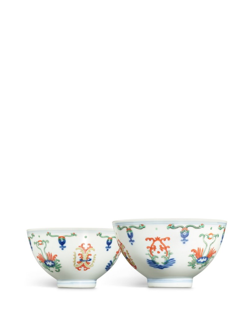 A fine pair of wucai 'honeysuckle' bowls, Seal marks and period of Daoguang | 清道光　五彩忍冬紋盌一對　《大清道光年製》款