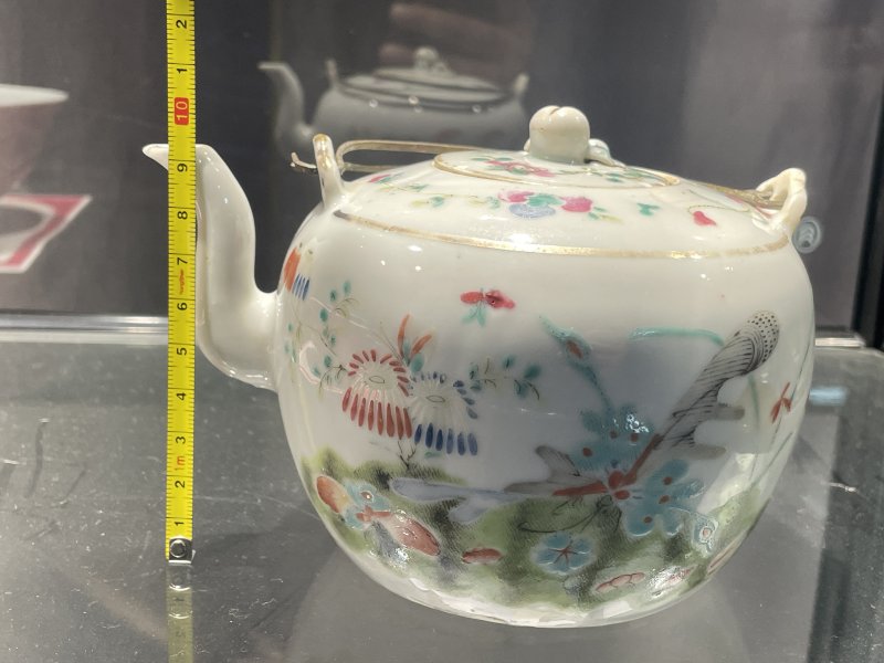 清晚期 粉彩花蝶纹茶壶 - 图20