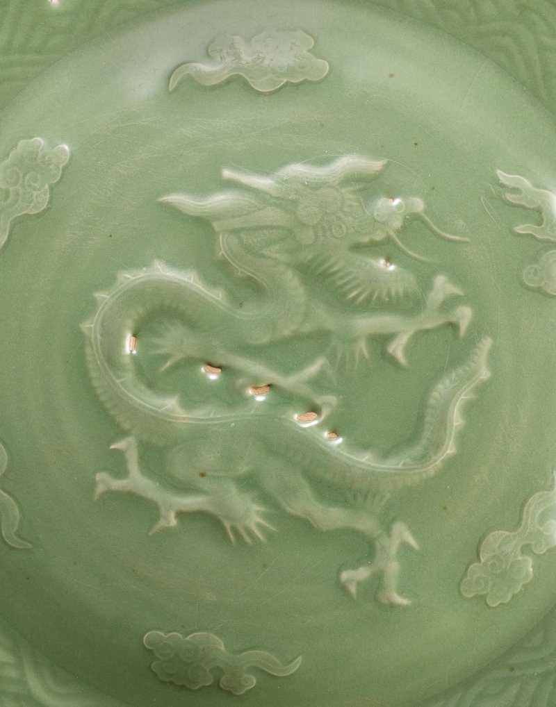 A fine Longquan celadon ‘dragon’ charger, Yuan – early Ming dynasty | 元至明初　龍泉青釉雲龍紋大盤 - 图2
