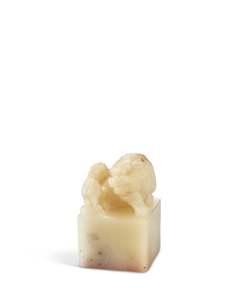 An imperial soapstone 'mythical beast and cub' seal Qing dynasty, Jiaqing period | 清嘉慶 御製壽山石獅鈕方璽 印文：毓慶宮寶 - 图3