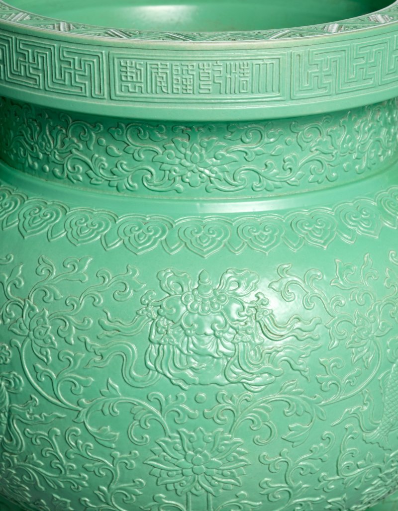 An extremely rare and large relief-carved turquoise-glazed 'bajixiang' incense burner,  Seal mark and period of Qianlong | 清乾隆　松石綠釉浮雕八吉祥紋雙耳三足爐　《大清乾隆年製》款 - 图2