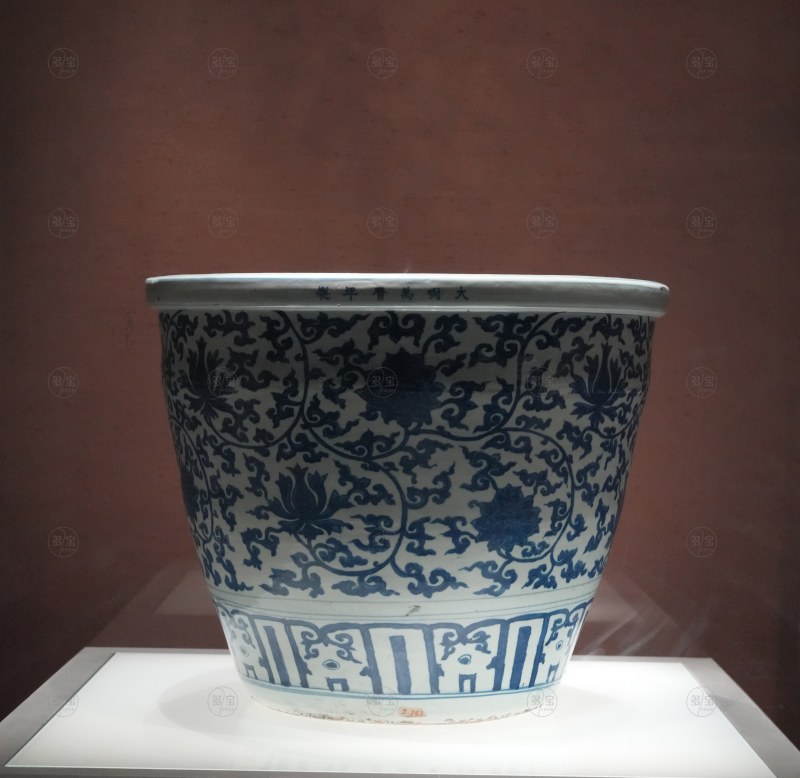 明万历 青花缠枝莲纹缸
