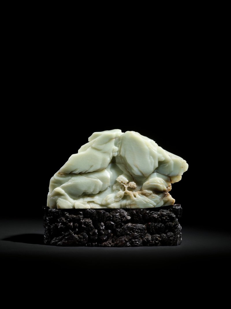 A large imperially inscribed celadon jade ‘gathering jade ’ boulder Qianlong period, dated to the Jimao year, corresponding to 1759 | 清乾隆 青玉御題詩採玉圖大山子 《乾隆己卯秋御製》款 - 图4