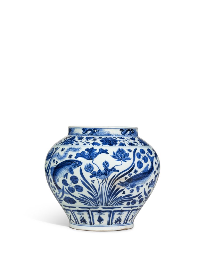 An important and exceptionally painted blue and white 'fish' jar, guan,  Yuan dynasty | 元 青花魚藻紋大罐 - 图2