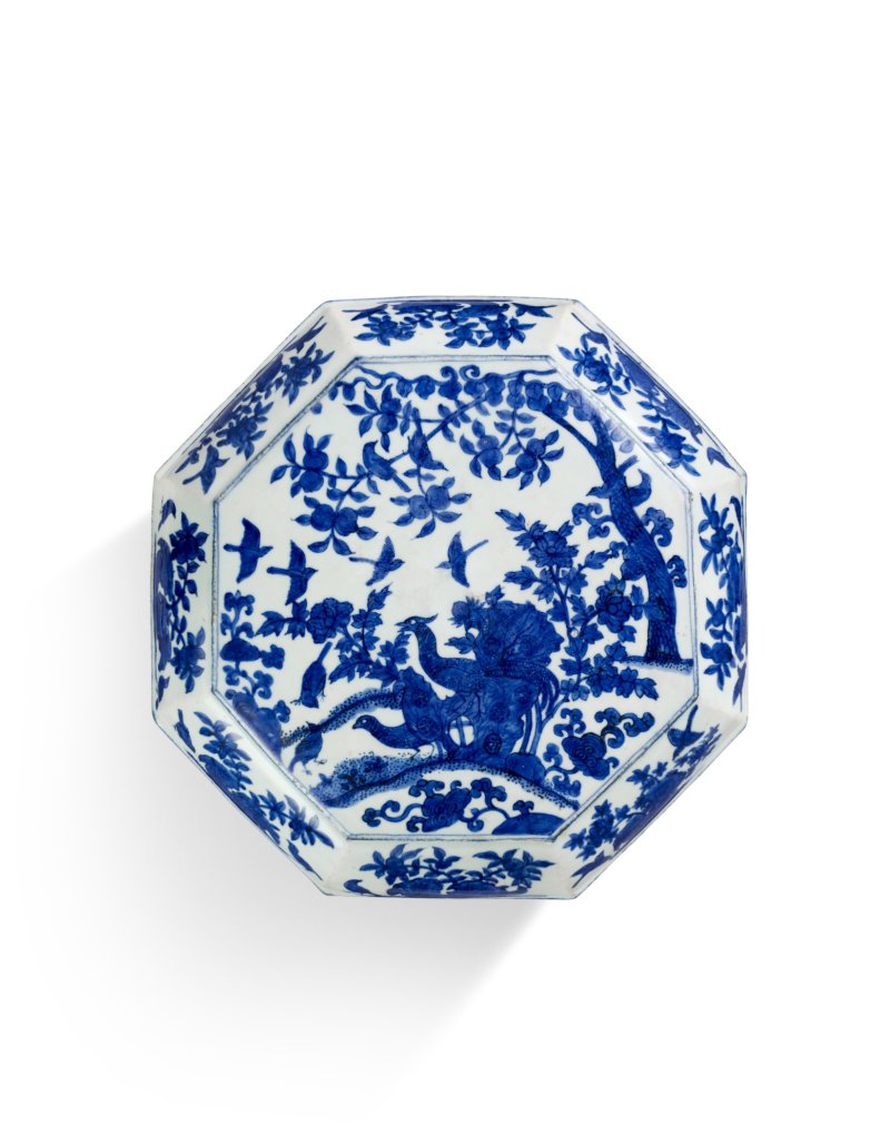 A large and rare blue and white 'pheasant' octagonal box and cover, Mark and period of Jiajing | 明嘉靖 青花雉雞牡丹紋八方蓋盒《大明嘉靖年製》款 - 图2
