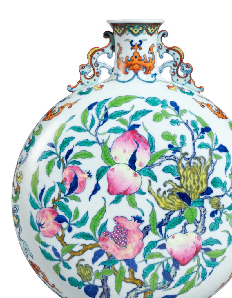 A fine and outstanding doucai and famille-rose ‘sanduo’ moonflask, Seal mark and period of Qianlong | 清乾隆　鬪彩加粉彩萬壽三多雙龍耳扁瓶　《大清乾隆年製》款 - 图2